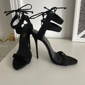 Black strap sandal size 7